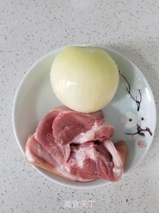 洋葱猪肉蒸饺的做法步骤：1