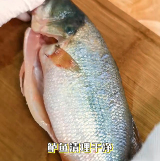 清蒸鲈鱼的做法步骤：1