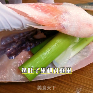 清蒸鲈鱼的做法步骤：2
