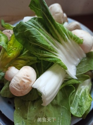 青菜蘑菇烩豆腐的做法步骤：1