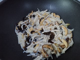 酸辣菌汤的做法步骤：4