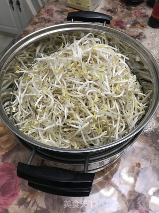 酸辣绿豆芽的做法步骤：1
