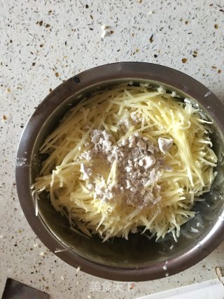 土豆丝饼的做法步骤：2