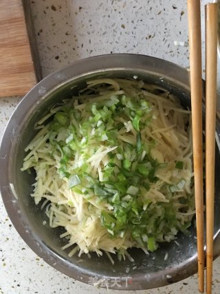 土豆丝饼的做法步骤：3
