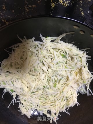 土豆丝饼的做法步骤：4