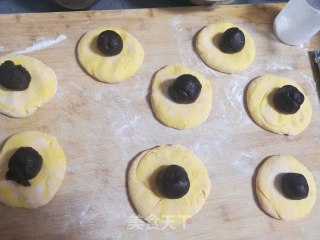 南瓜豆沙发面饼的做法步骤：9