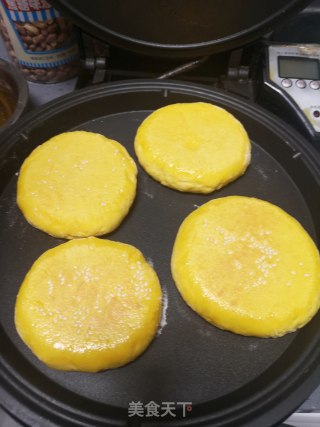 南瓜豆沙发面饼的做法步骤：13