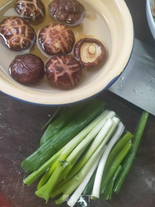 鸡腿腊味饭的做法步骤：1