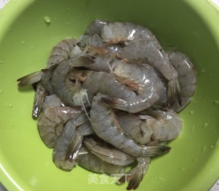 避风塘炒虾的做法步骤：2