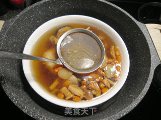 花旗参炖小母鸡的做法步骤：3