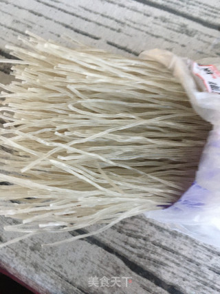 木耳炒粉条的做法步骤：1