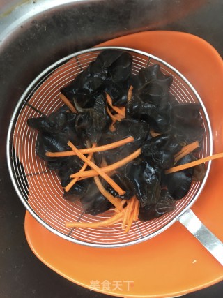 木耳炒粉条的做法步骤：5