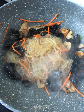 木耳炒粉条的做法步骤：12