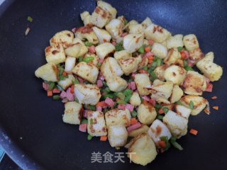 营养早餐——杂蔬炒馒头丁的做法步骤：6