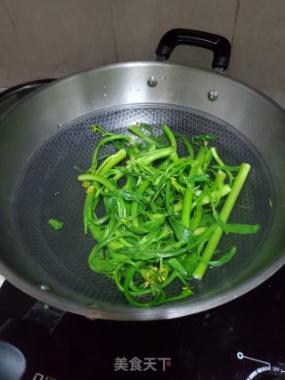 腊味炒辣菜的做法步骤：4
