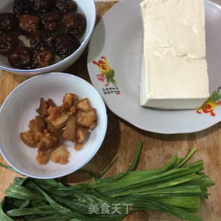 香菇油渣焖豆腐的做法步骤：1
