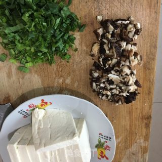 香菇油渣焖豆腐的做法步骤：2