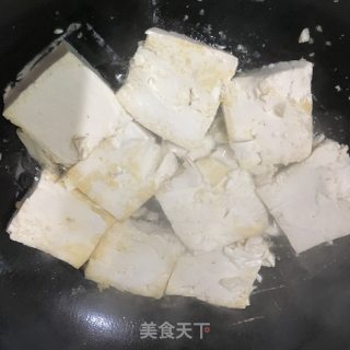 香菇油渣焖豆腐的做法步骤：3