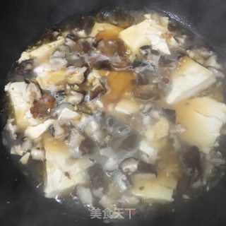 香菇油渣焖豆腐的做法步骤：5