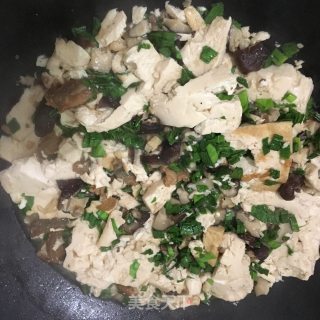 香菇油渣焖豆腐的做法步骤：7