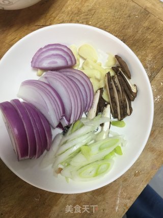 洋葱炒鸡块的做法步骤：2