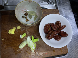 香菇炖鸡腿的做法步骤：1
