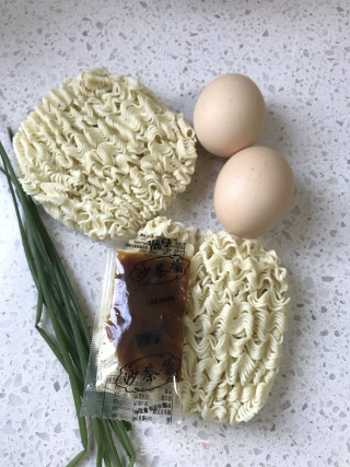 沙茶酱拌鸡蛋面的做法步骤：1