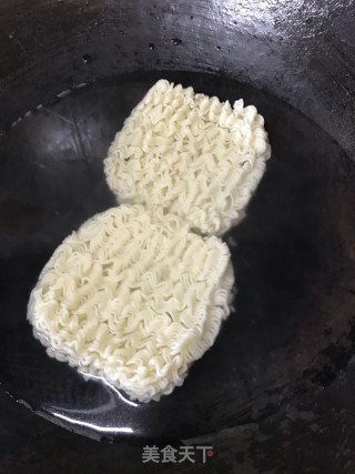 沙茶酱拌鸡蛋面的做法步骤：2