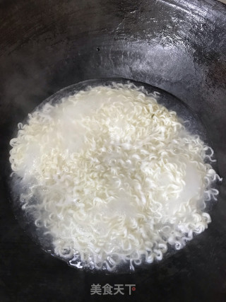 沙茶酱拌鸡蛋面的做法步骤：3