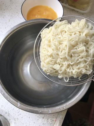 沙茶酱拌鸡蛋面的做法步骤：4