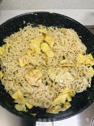沙茶酱拌鸡蛋面的做法步骤：8