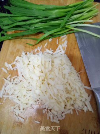 韭菜土豆丝馅饼的做法步骤：1