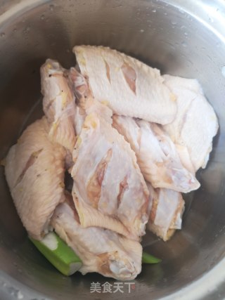 可乐鸡翅的做法步骤：1
