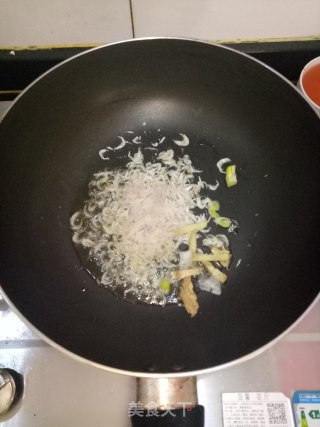 虾皮炒西葫芦的做法步骤：2