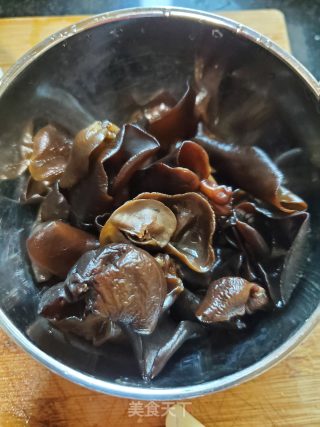 牛肉炒黑木耳的做法步骤：1