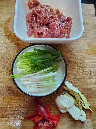 牛肉炒黑木耳的做法步骤：2