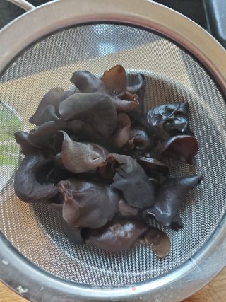牛肉炒黑木耳的做法步骤：4