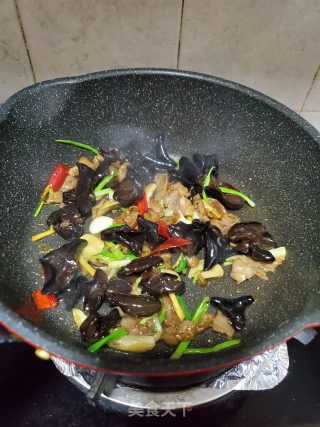 牛肉炒黑木耳的做法步骤：10