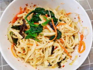 油泼面的做法步骤：8