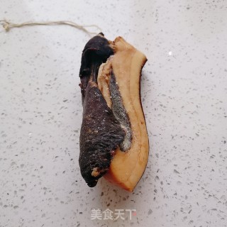 蒜苗炒五香腊肉的做法步骤：1