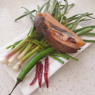蒜苗炒五香腊肉的做法步骤：2