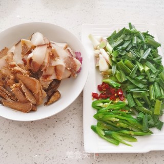 蒜苗炒五香腊肉的做法步骤：3