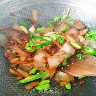 蒜苗炒五香腊肉的做法步骤：7