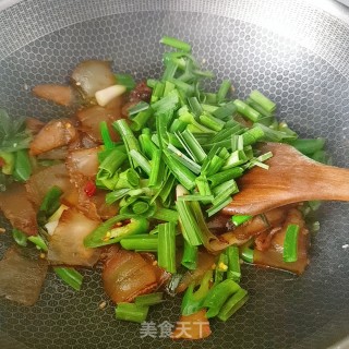蒜苗炒五香腊肉的做法步骤：9