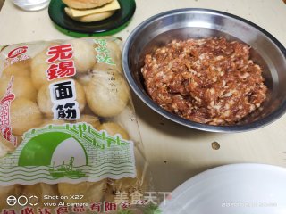 油面筋塞肉鸡肉萝卜汤的做法步骤：1