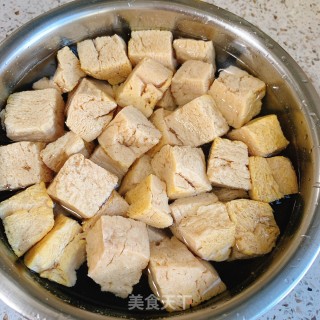冻豆腐烧五花肉的做法步骤：1