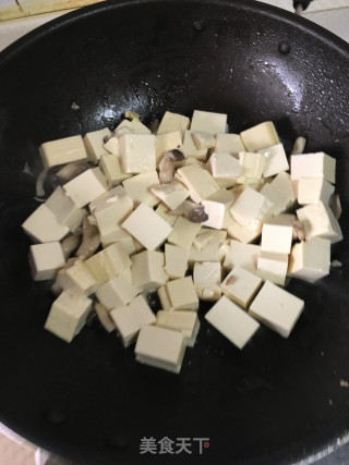 姬菇肉丝炒豆腐的做法步骤：4