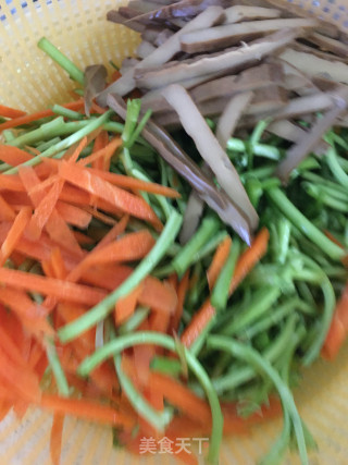 胡萝卜香干炒芦蒿的做法步骤：1
