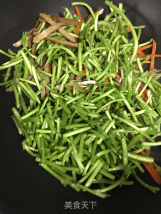 胡萝卜香干炒芦蒿的做法步骤：2