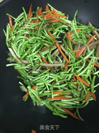 胡萝卜香干炒芦蒿的做法步骤：3